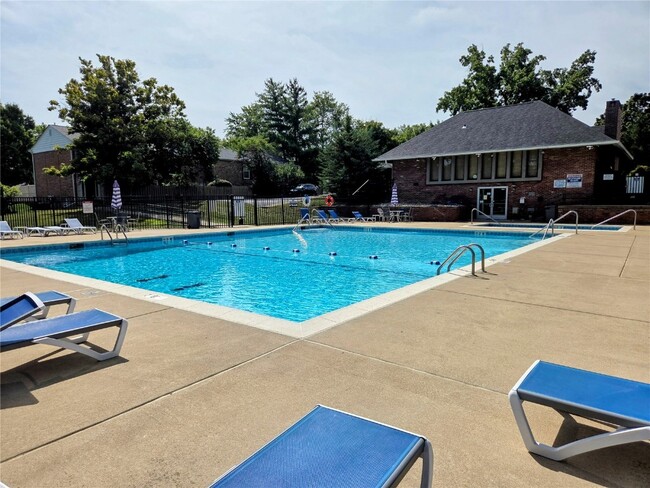 Building Photo - 13415 Land O Woods Dr Unit 5