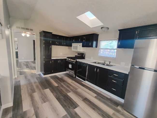 Building Photo - 72 Deerwood Park