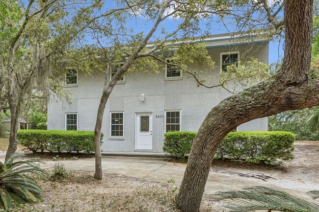 Building Photo - Newly Remodeled Beachside Home – Walk to the Ocean