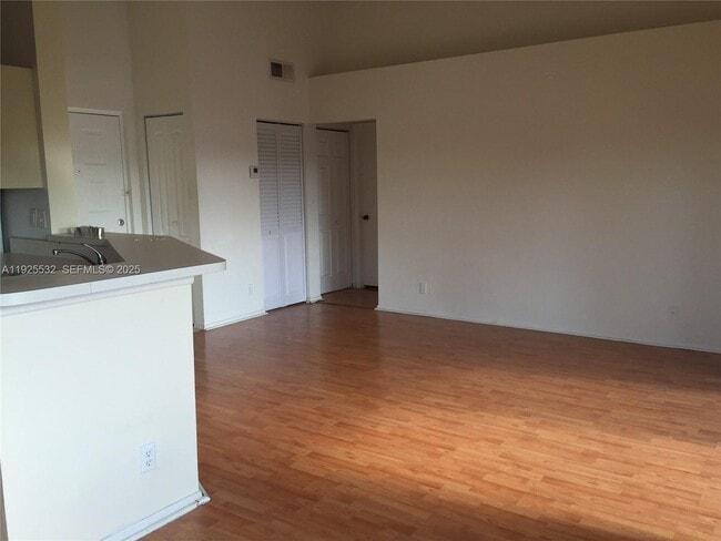 Building Photo - 9999 Summerbreeze Dr Unit 424