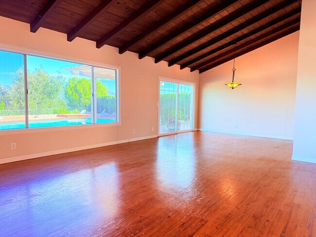 Photo - 3 Bedroom Beautiful Home with a stunning view