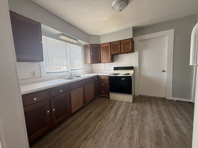 Building Photo - 2 Bed House w/ Ramp Access and Fenced in Back Yard + Walk In Shower