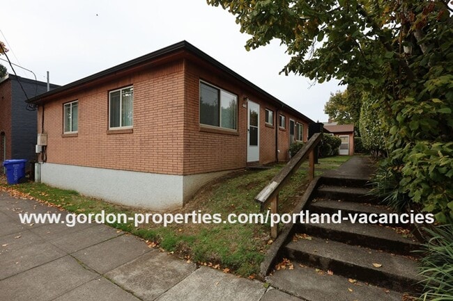 Building Photo - N Denver Ave - 1 bedroom apartment just of... Unit 5511