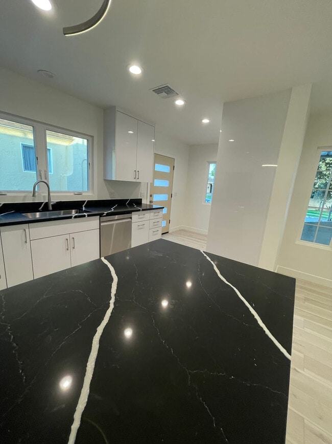 Photo - 1049 Davis Ave