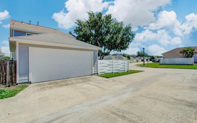 Photo - 6117 Settlers Square Ln