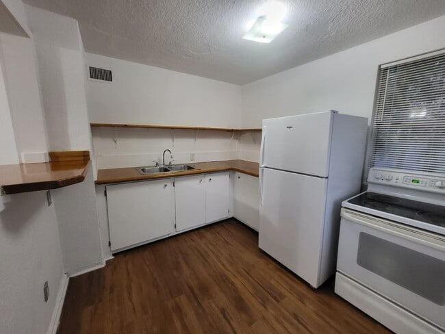 Photo - 1460 W 5th St Unidad 1462