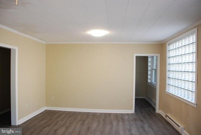 Building Photo - 724 W Broad St Rental