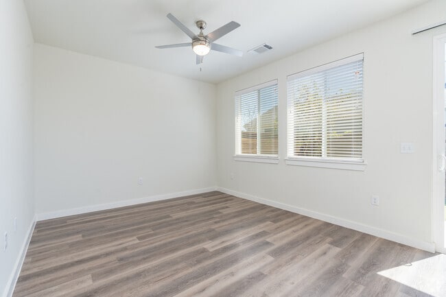 1BR, 1BA - 635SF - Living Room