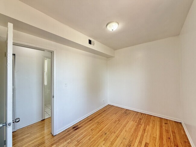 4251 W Haddon Ave Unit 2