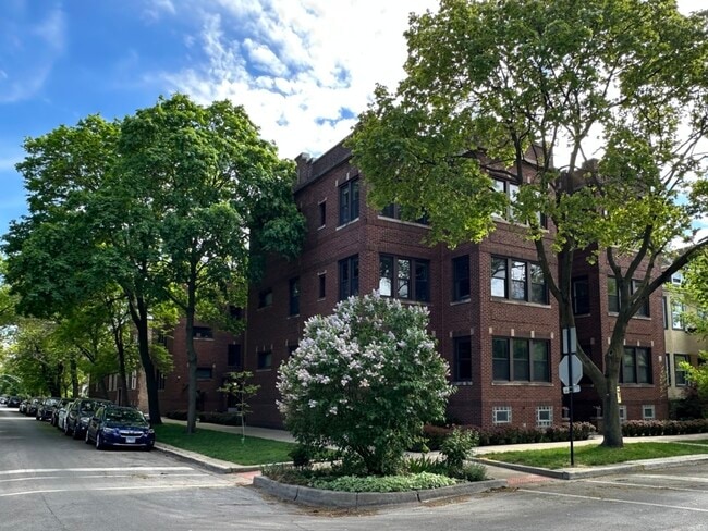 Building Photo - 4614 N Sacramento Ave Unit 3