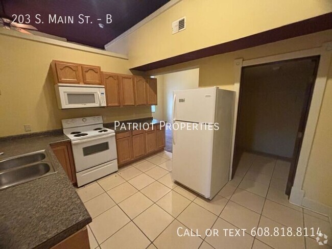 Building Photo - 1 bedroom/ 1 bath apartment in Jefferson, WI Unit B