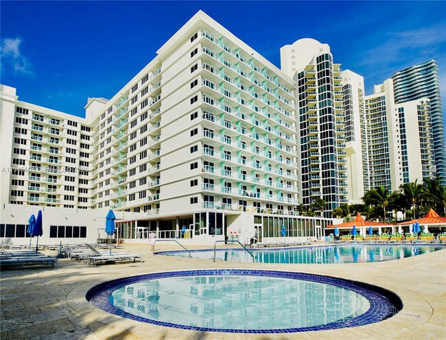 Building Photo - 19201 Collins Ave Unit 726