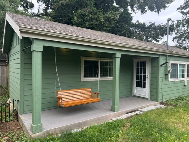 Building Photo - SE Portland: Charming 1-bedroom, 1-bath cottage near Woodstock Blvd