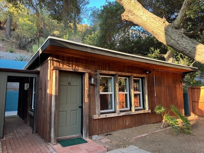 Building Photo - 1619 Oak Dr