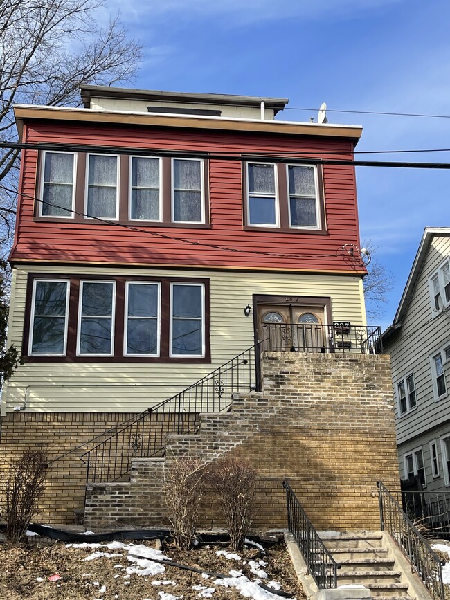 Front of House - 207 Lincoln Pl Apartments Unit 1