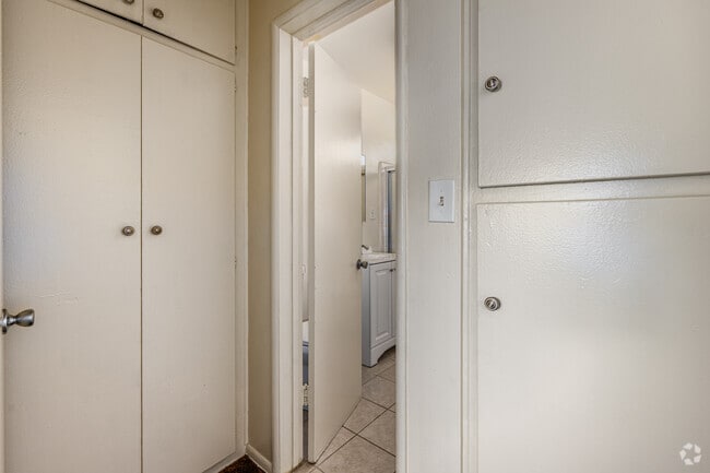 1BR, 1BA - 600SF - Storage