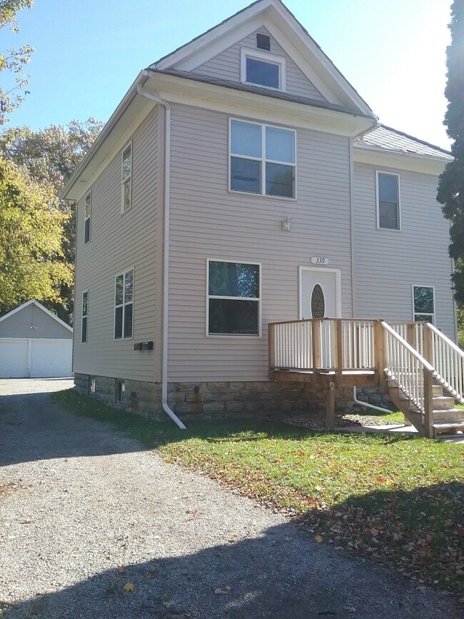 Building Photo - 339 5th St Unit Lower