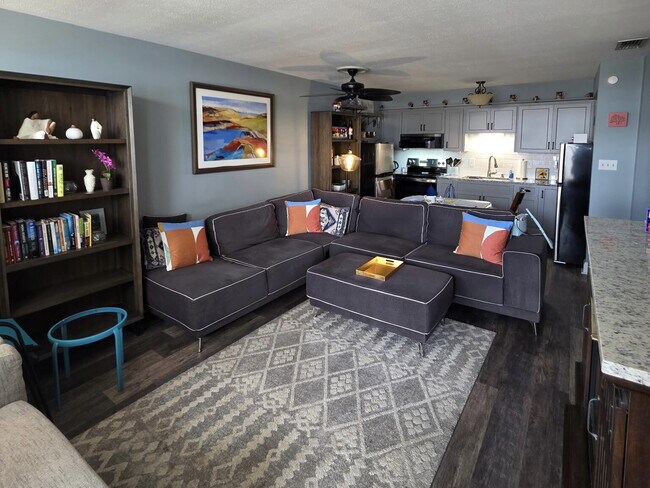 "Charming furnished 2-Bed Condo Retreat in Holiday, FL – Cozy 825 Sq Ft of Comfort!"