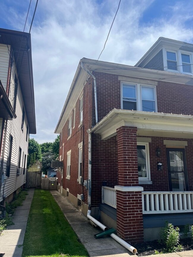 Photo - 822 W Main St