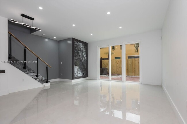 Photo - 939 NE 42nd Ter