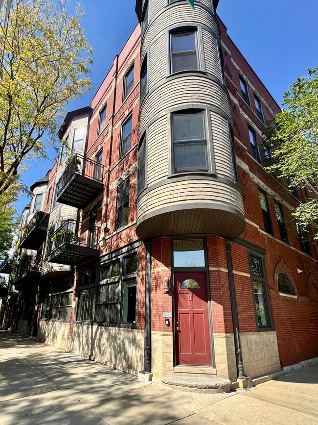 Building Photo - 1502 W Ohio St Unit 1R