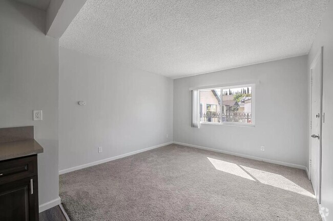 Building Photo - 626 W 54th St Rental