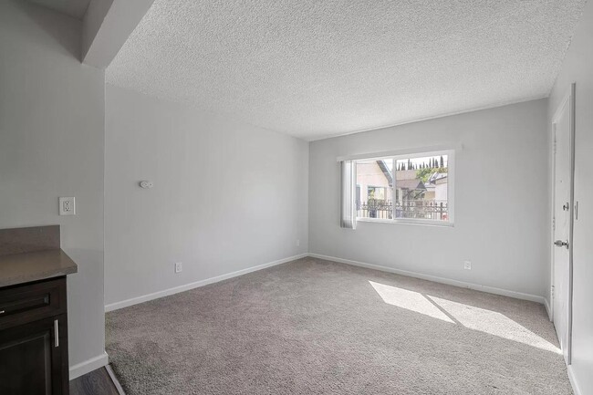 Building Photo - 626 W 54th St Rental
