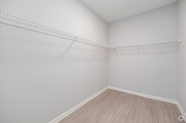 3BR, 2BA - 1,256SF - Walk-In Closet