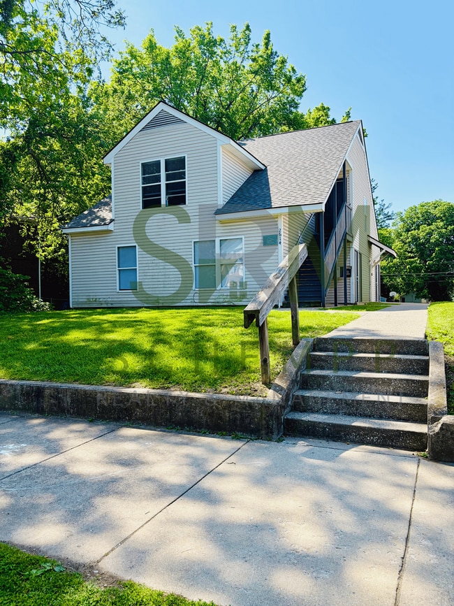 Building Photo - Updated first floor 1 bedroom apartment in West Louisville- Section 8 accepted