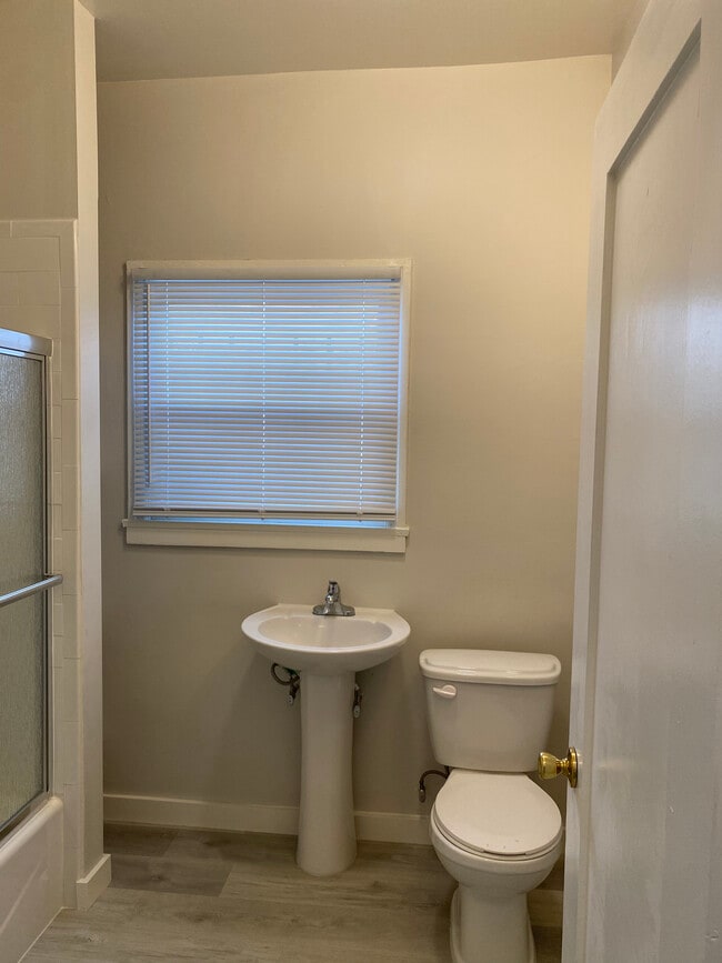 Bath Room - 1327 S Gramercy Pl Unit Front