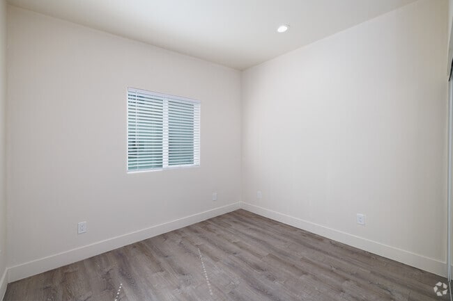 2BR, 1BA - 925SF - Second Bedroom