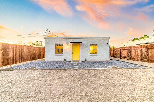 1116 S 4th Ave Unidad Back House