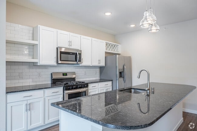 2BR, 2BA - 895SF - Kitchen