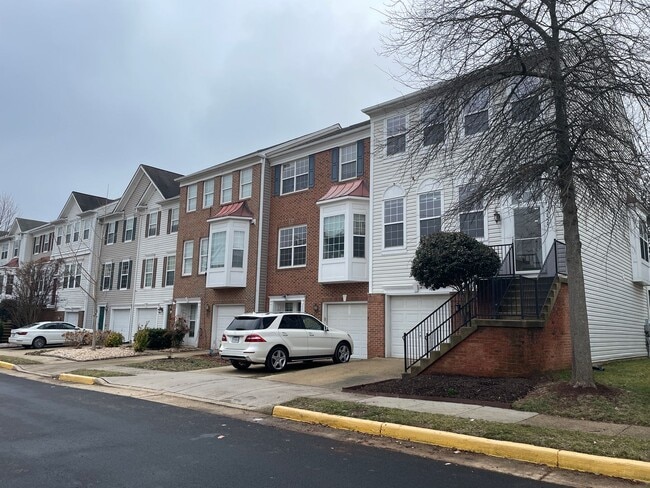 Photo - Elegant And Spacious 3 Bed 3.5 Bath Townhome In Vibrant Loudon Parkway Center