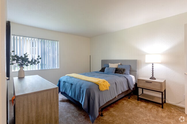 2BR, 2BA - 820 - Bedroom
