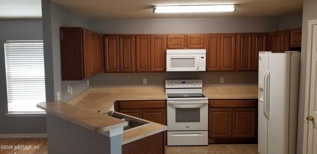 Photo - 837 Broxton St