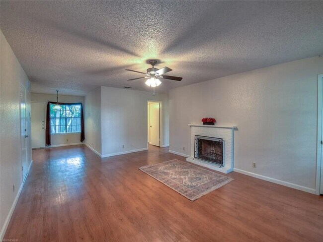 Photo - 601 Algerita Dr