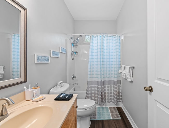 Photo - 1401 W 40th St