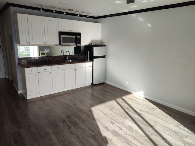 Studio - 1021 Scott St Condo Unit 215