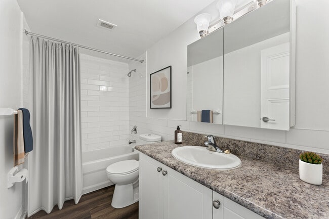 Photo - 3063 Kingsway Dr