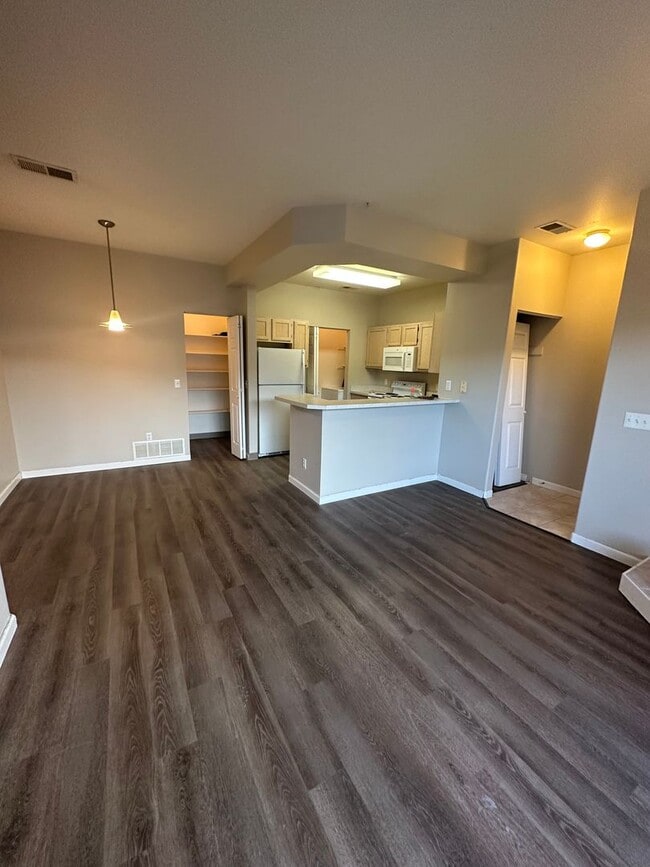 Updated 2 bed, 2 bath Upper Level Condo- A... - Updated 2 bed, 2 bath Upper Level Condo- A...