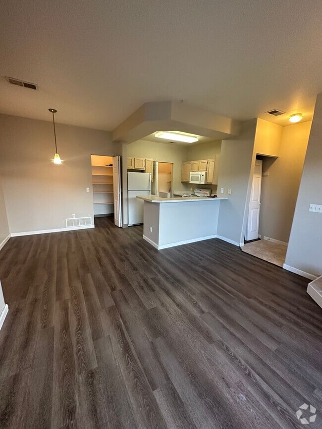 Building Photo - Updated 2 bed, 2 bath Upper Level Condo- A...