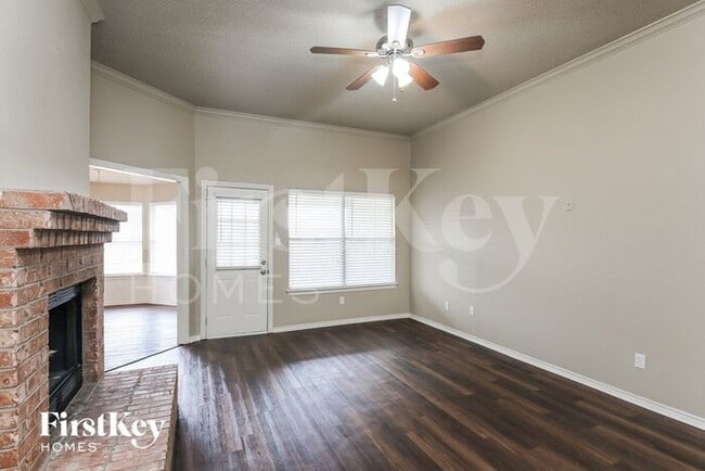 Photo - 901 Meadow Cir N