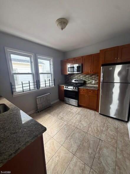 Building Photo - 117 Grove St Unit 2