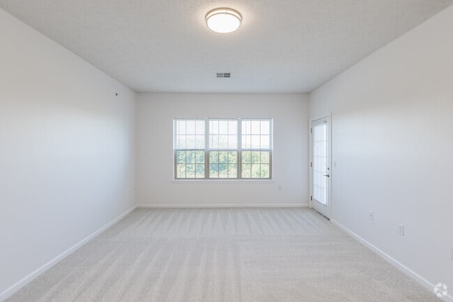 2BR, 2BA - 973SF - 2bd Sm - Living Room - Chatham Commons of Cranberry