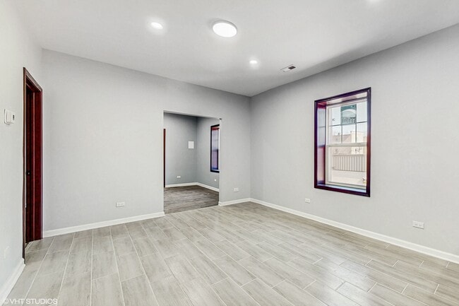 Photo - 6808 N Clark St