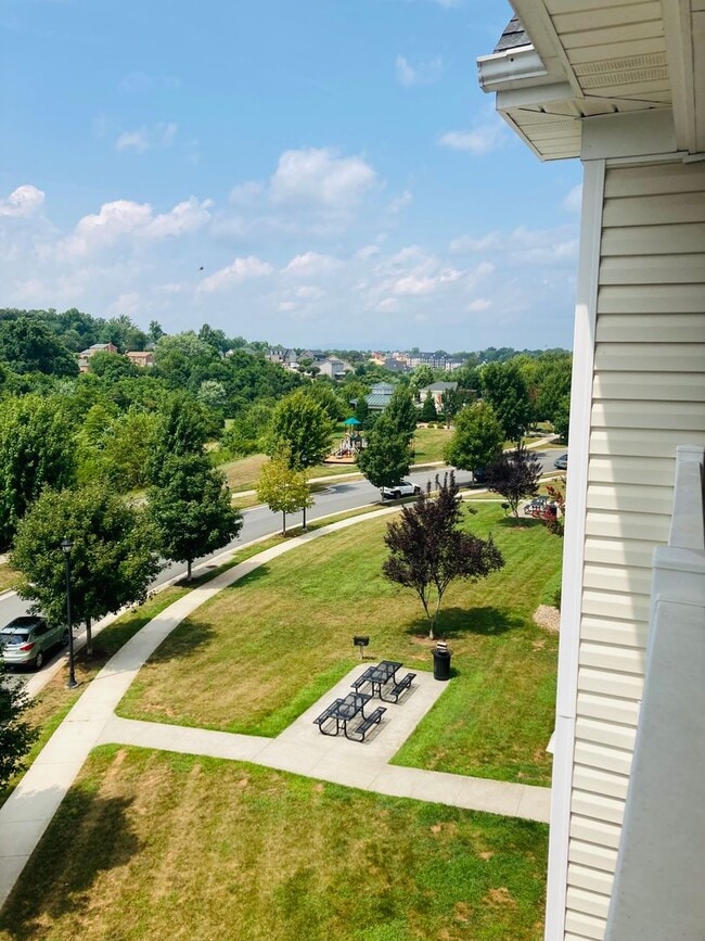 Building Photo - Well-appointed Furnished Rental- Perfect for Professionals- Near shops & restaurants Unit #303