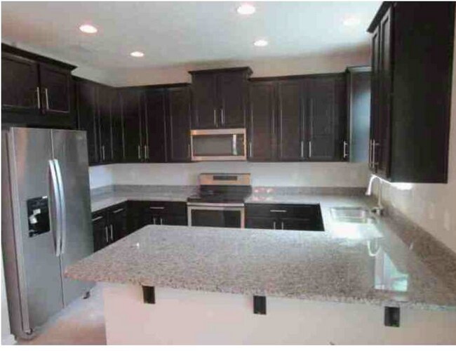 Photo - 557 Richmond Dr