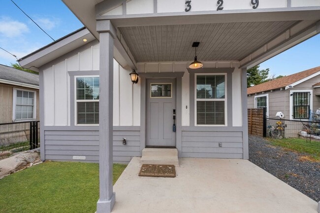 Charming 2-Bed Bungalow with Fenced Yard in Central San Antonio – Modern Comforts, Prime Value