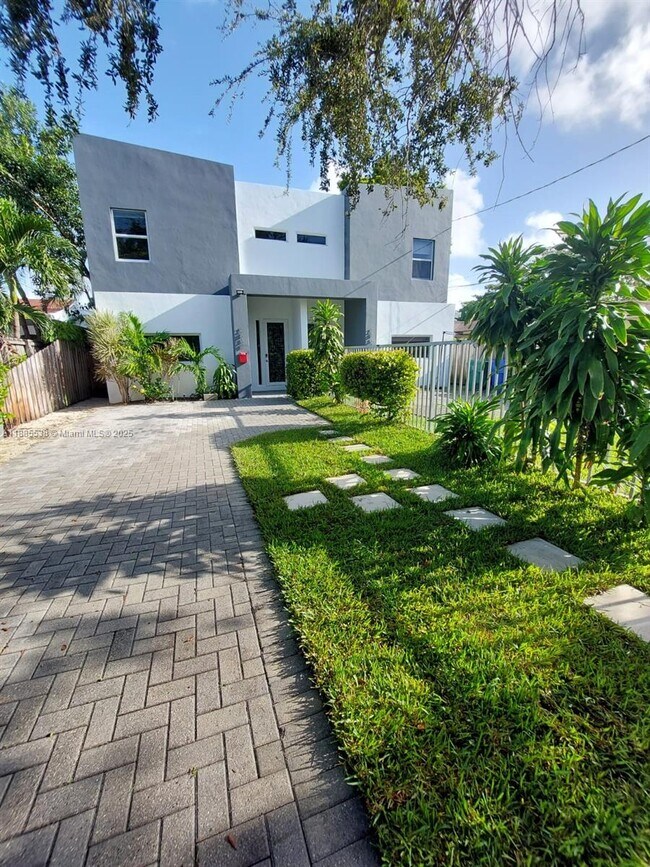 Building Photo - 2839 SW 25th Ter Rental
